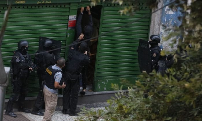 Um homem fez seis pessoas reféns, em um bar na Lapa, área central do Rio de Janeiro, na tarde desta sexta-feira (29). Segundo informações preliminares, ele entrou em um bar na esquina das ruas do Rezende e dos Inválidos, armado com uma faca.