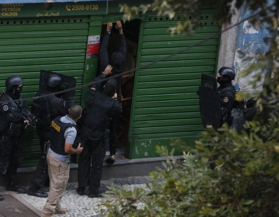 Um homem fez seis pessoas reféns, em um bar na Lapa, área central do Rio de Janeiro, na tarde desta sexta-feira (29). Segundo informações preliminares, ele entrou em um bar na esquina das ruas do Rezende e dos Inválidos, armado com uma faca.